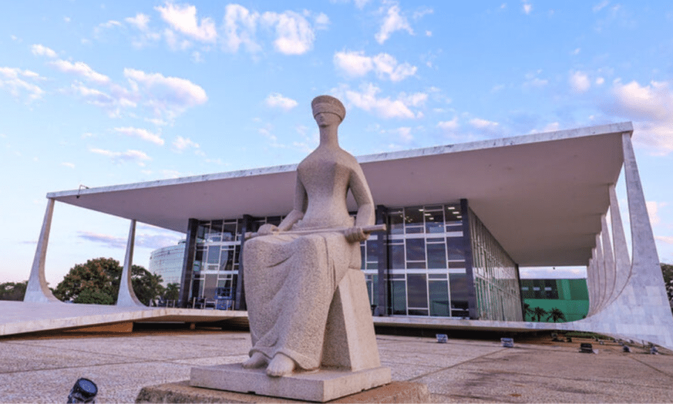Estátua da Justiça localizada em frente ao prédio do Supremo Tribunal Federal (STF), em Brasília