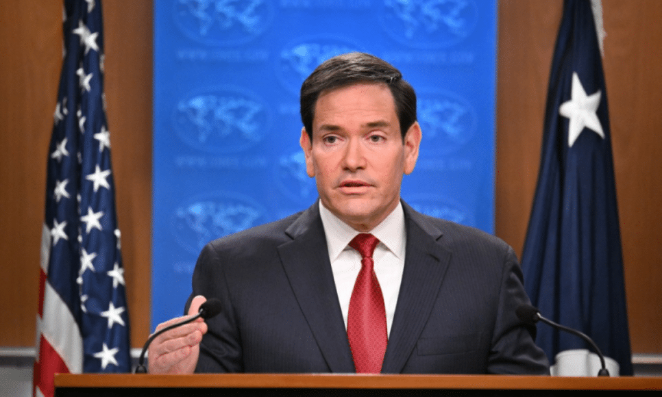 Secretário de Estado dos EUA, Marco Rubio, gesticula enquanto fala durante uma coletiva de imprensa de fim de ano na Sala de Imprensa do Departamento de Estado, em Washington