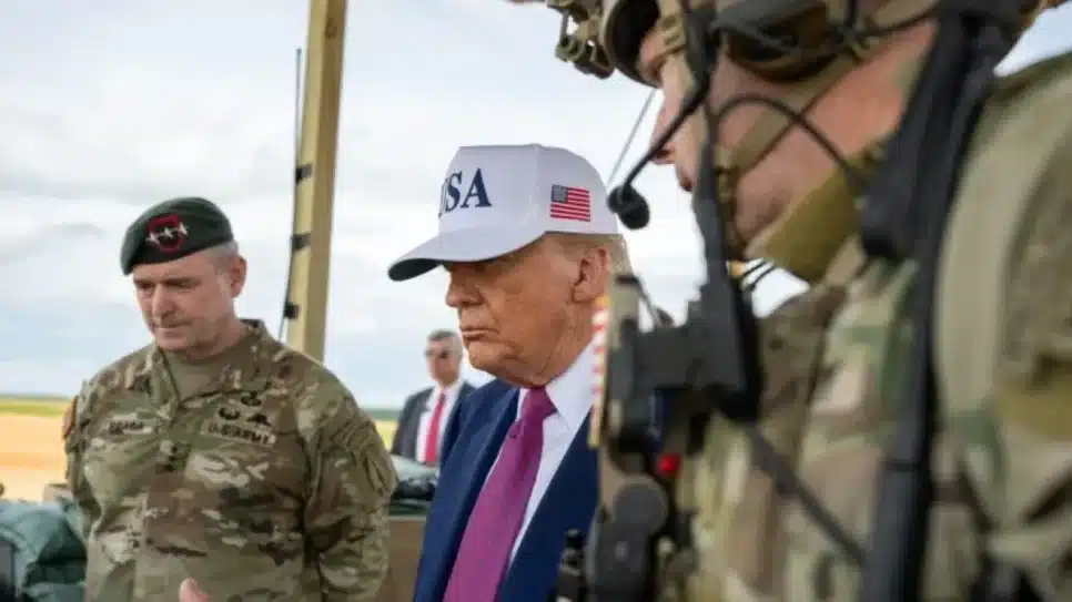 O presidente Donald Trump observa uma demonstração militar em Fort Bragg, Carolina do Norte, em 10 de junho de 2025, durante o 250º aniversário do Exército dos EUA