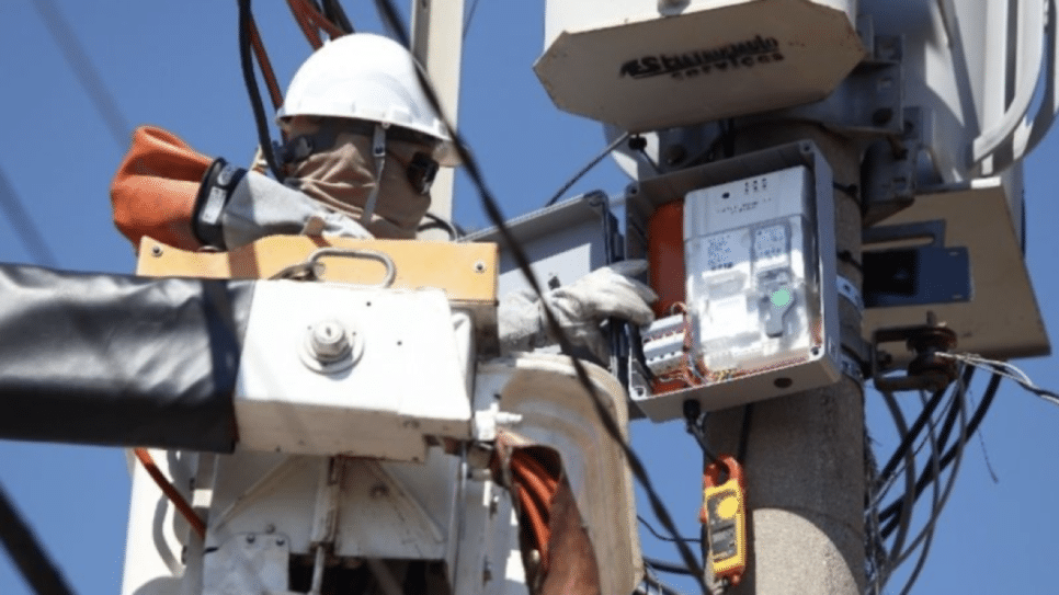 O contrato atual, que vence em 2028, está sendo discutido devido a falhas recorrentes no fornecimento de energia