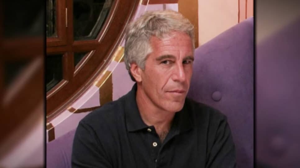 Jeffrey Epstein foi encontrado morto em uma cela de prisão em Nova York em 2019 | Reprodução/“CBS News”