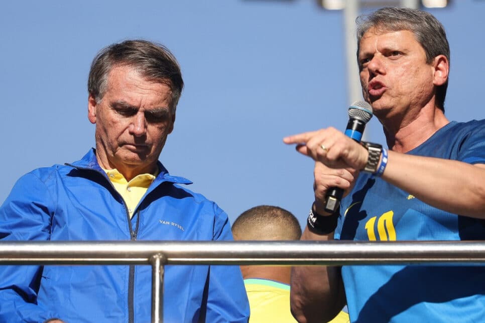 O governador de São Paulo, Tarcísio de Freitas (Republicanos)(e), participa de ato em apoio ao ex-presidente Jair Bolsonaro