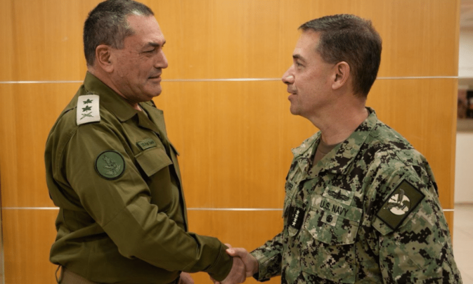 Chefe do Estado-Maior de Israel, Eyal Zamir, e comandante do Comando Central dos EUA, almirante Brad Cooper