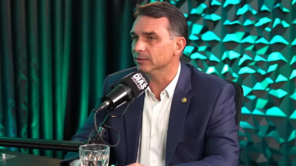 O senador Flávio Bolsonaro falou ao podcast "Irmãos Dias", divulgado na 5ª feira (11.dez.2025)
