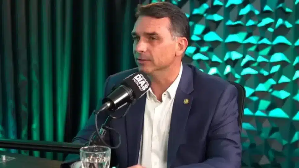 O senador Flávio Bolsonaro falou ao podcast "Irmãos Dias", divulgado na 5ª feira (11.dez.2025)