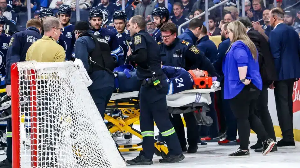 Haydn Fleury foi hospitalizado após choque com muro em partida da NHL
