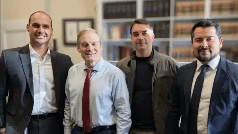 O ex-deputado federal Eduardo Bolsonaro (PL-SP), o deputado norte-americano Jim Jordan (Partido Republicano), o senador Flávio Bolsonaro (PL-RJ) e o jornalista Paulo Figueiredo em encontro no Congresso dos EUA