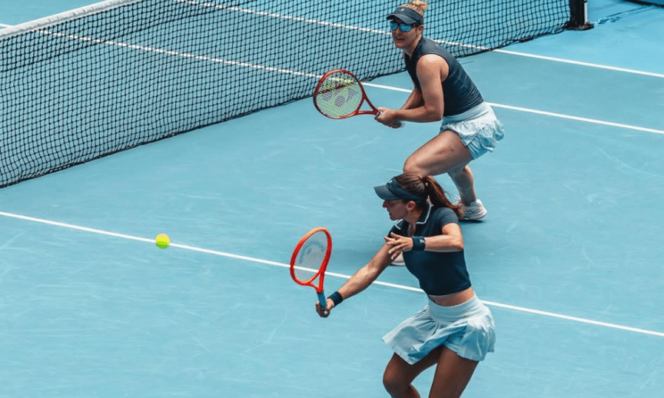 Luisa Stefani e a canadense Gabriela Daborwski em ação durante partida do Australian Open