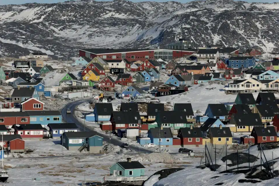 A vila de Ilulissat, com uma população de aproximadamente 4.000 habitantes, está situada entre geleiras e colinas cobertas de neve em 11 de março de 2025, em Ilulissat, Groenlândia.