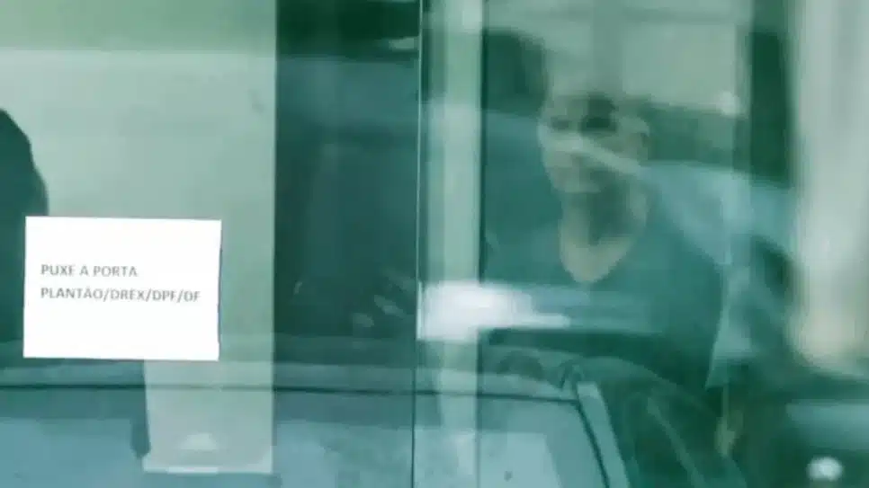 A defesa de Jair Bolsonaro pediu ao STF para que o ex-presidente seja internado na 4ª feira (24.dez.2025) para realizar a cirurgia para retirada de hérnia na 5ª feira (25.dez), feriado de Natal