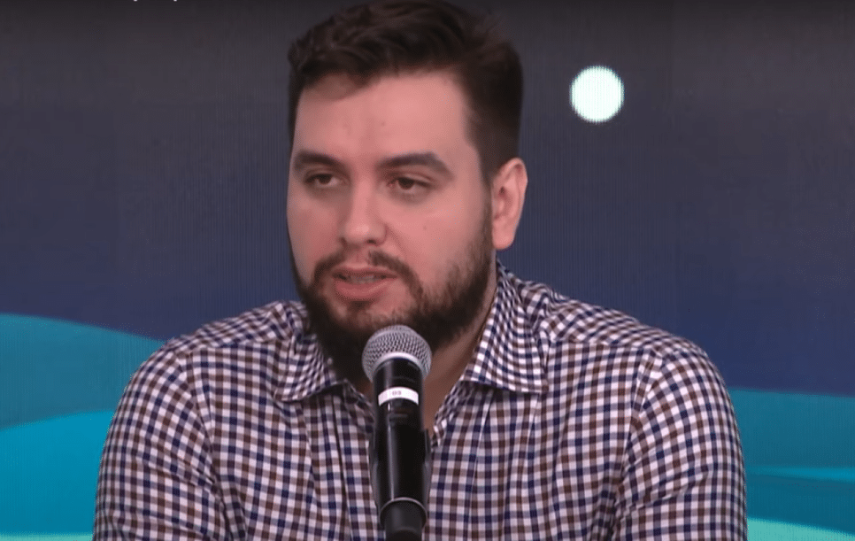 Filipe G. Martins fala ao microfone no estúdio do programa Pânico