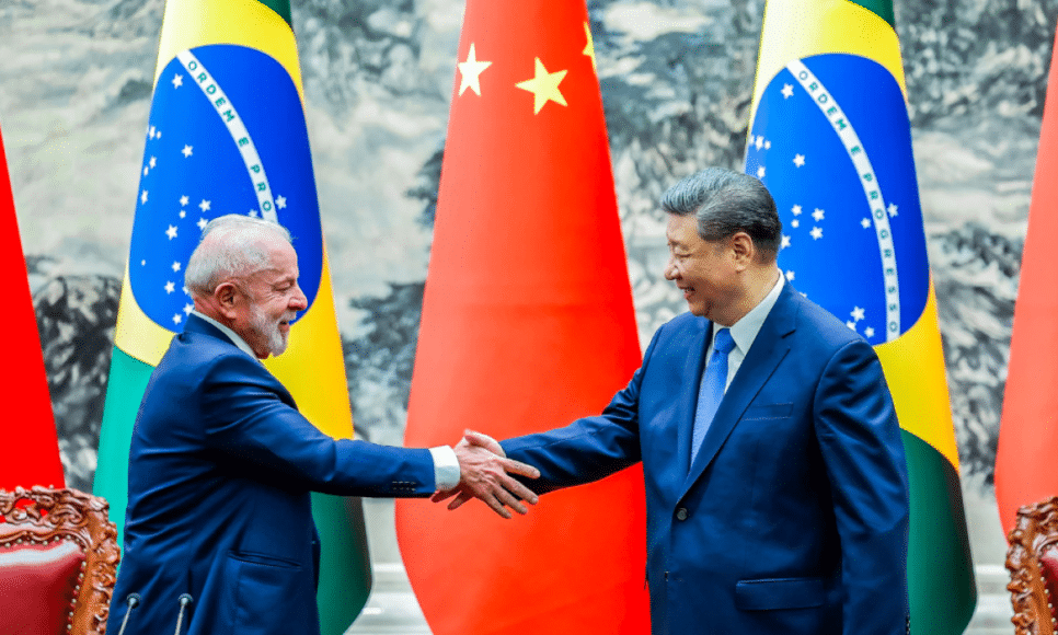 Presidente da República, Luiz Inácio Lula da Silva e o Presidente da República Popular da China, Xi Jinping, durante a cerimônia de assinatura de Atos, no Palácio do Povo. Pequim - China.