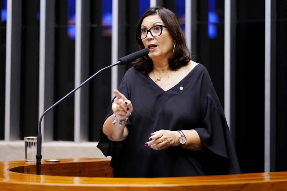 Bia Kicis fala em plenário