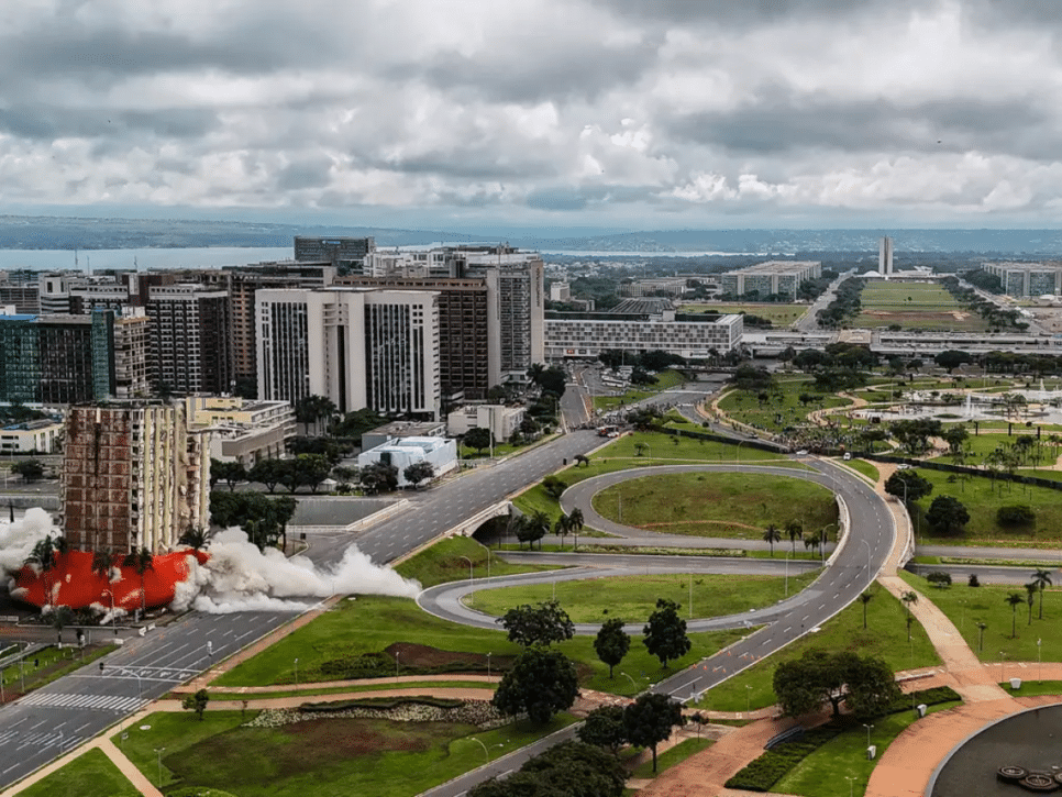 Torre Palace Hotel é implodido no centro de Brasília