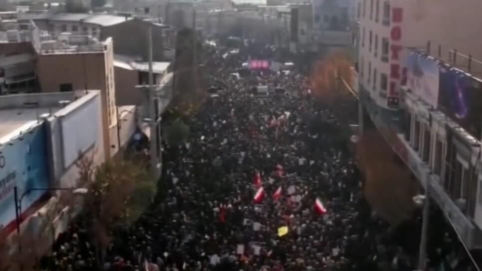 Os atos de apoio ao governo se dão enquanto várias cidades iranianas continuam a lidar com protestos contra a grave crise econômica, inflação elevada, desvalorização acentuada da moeda e aumento dos preços de bens essenciais