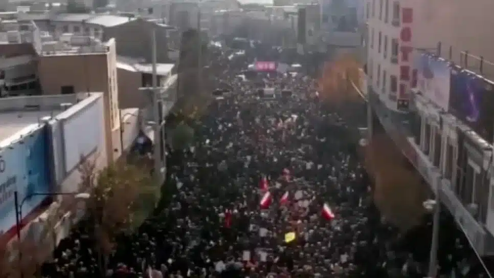 Os atos de apoio ao governo se dão enquanto várias cidades iranianas continuam a lidar com protestos contra a grave crise econômica, inflação elevada, desvalorização acentuada da moeda e aumento dos preços de bens essenciais