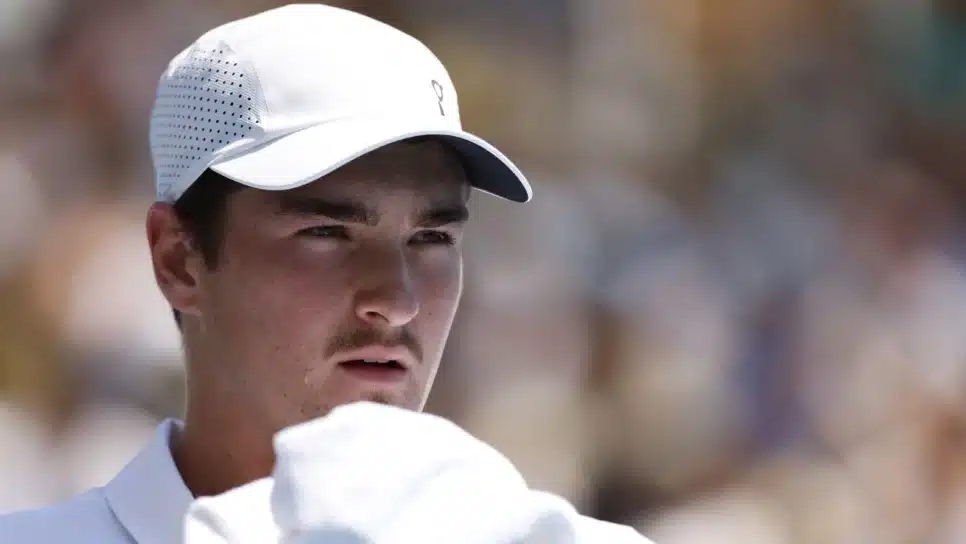 João Fonseca em ação no Australian Open contra Eliot Spizzirri, dos Estados Unidos