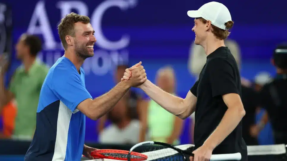 Amador Jordan Smith cumprimenta Jannik Sinner após vencer o italiano no torneio 1 Point Slam, na Austrália