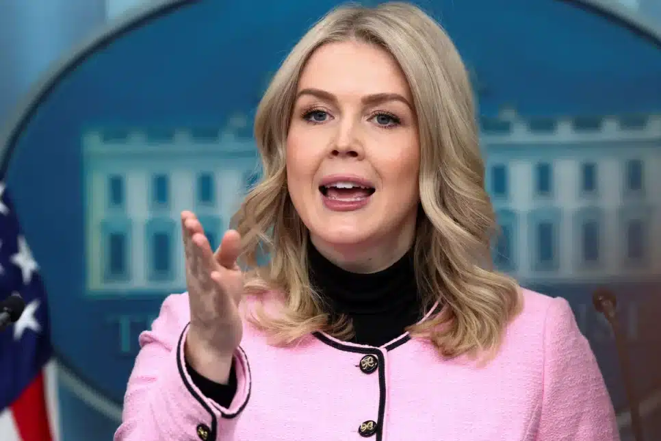 Porta-voz da Casa Branca, Karoline Leavitt, durante briefing em Washington