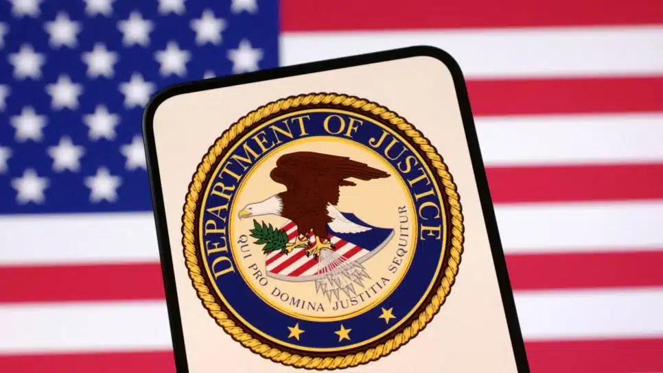 Ilustração mostra logo do Departamento de Justiça e bandeira dos EUA