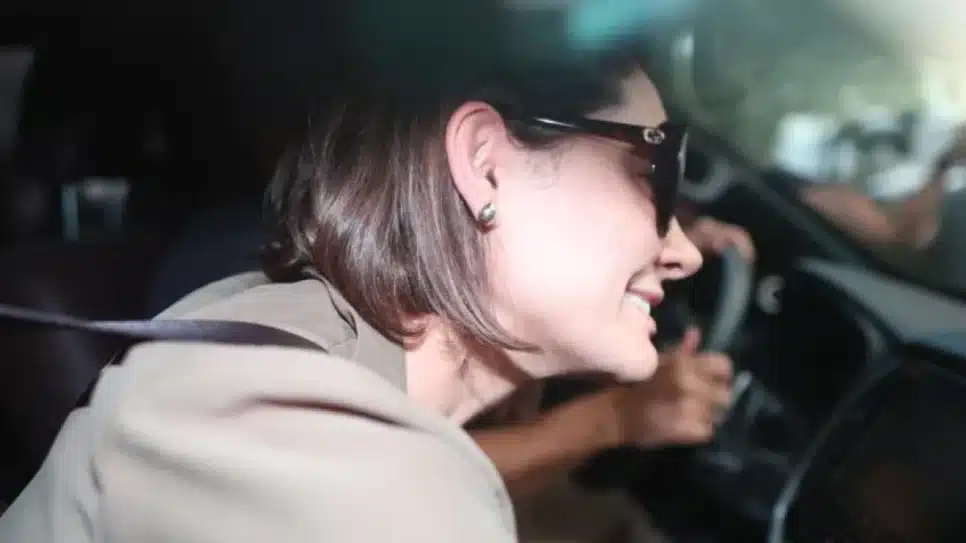 Michelle saindo do Hospital DF Star, minutos antes do ex-presidente Jair Bolsonaro ser conduzido de volta à Superintendência da PF