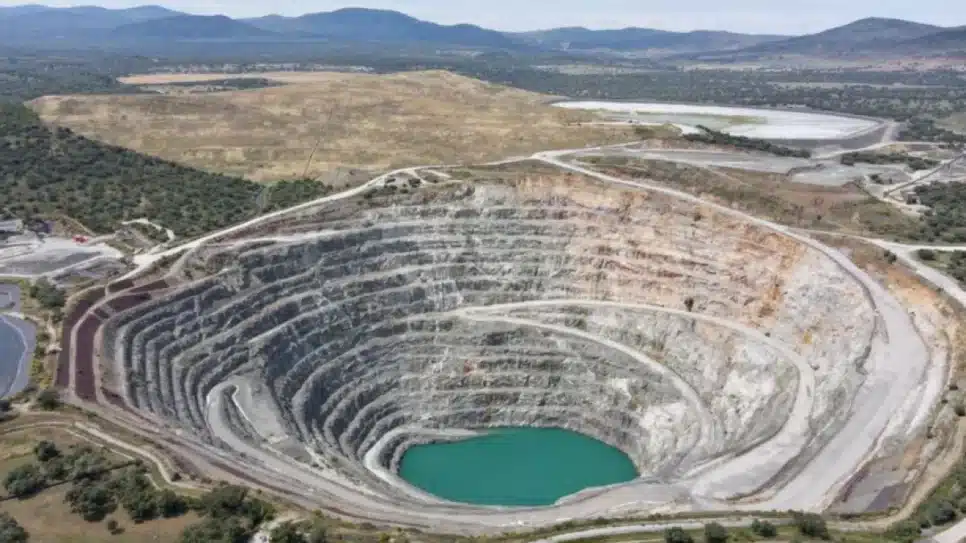 Na imagem, mina de lítio em Monesterio, na Espanha | Reprodução/DW @Markus Böhnisch