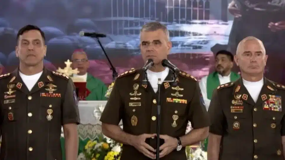 O ministro da Defesa da Venezuela, Vladimir Padrino (centro), discursou em cerimônia religiosa em memória dos mortos