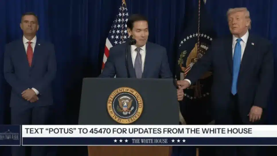 Momento em que Trump interrompe Marco Rubio para dizer que ninguém pode reclamar o prêmio