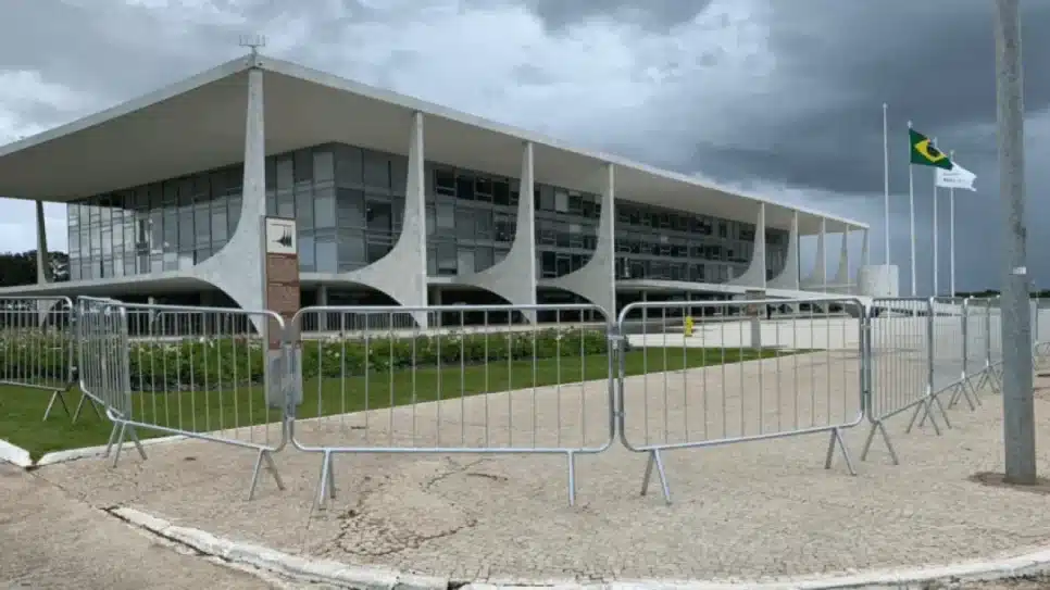 O Palácio do Planalto foi cercado neste sábado (24.jan.2026), na véspera do ato do deputado federal Nikolas Ferreira (PL-MG) em Brasília
