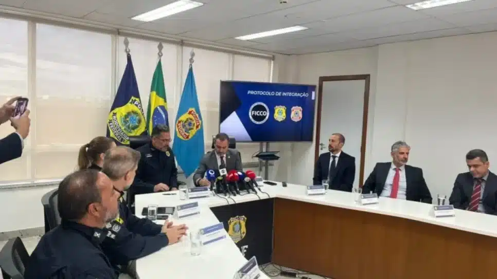 O diretor-geral da Polícia Federal, Andrei Rodrigues, e pelo diretor-geral da Polícia Rodoviária Federal, assinaram nesta 5ª feira (29.jan) um acordo de cooperação que formaliza a reintegração da PRF às Forças de Combate ao Crime Organizado