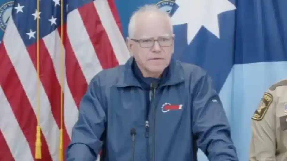 Governador Tim Walz em pronunciamento oficial