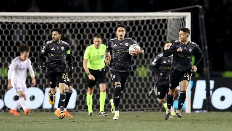 Camilo Duran do Qarabag comemora gol contra o Eintracht Frankfurt, pela Champions League