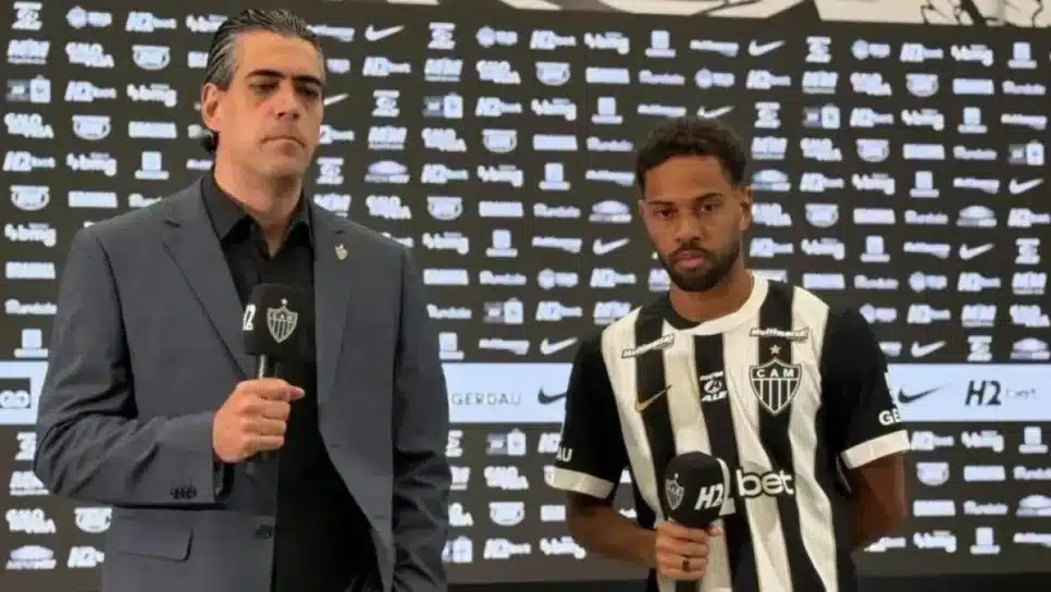 Renan Lodi na apresentação como jogador do Atlético