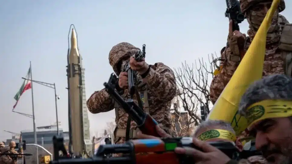 Militares da Guarda Revolucionária Islâmica se apresentam durante uma manifestação militar no centro de Teerã