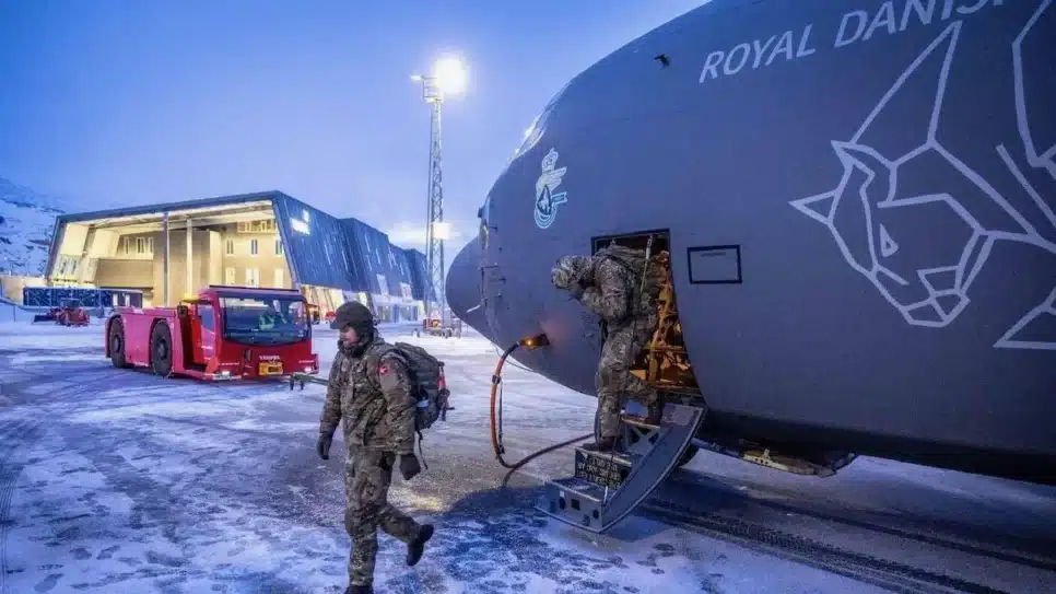 Soldados da Dinamarca desembarcam na Groenlândia