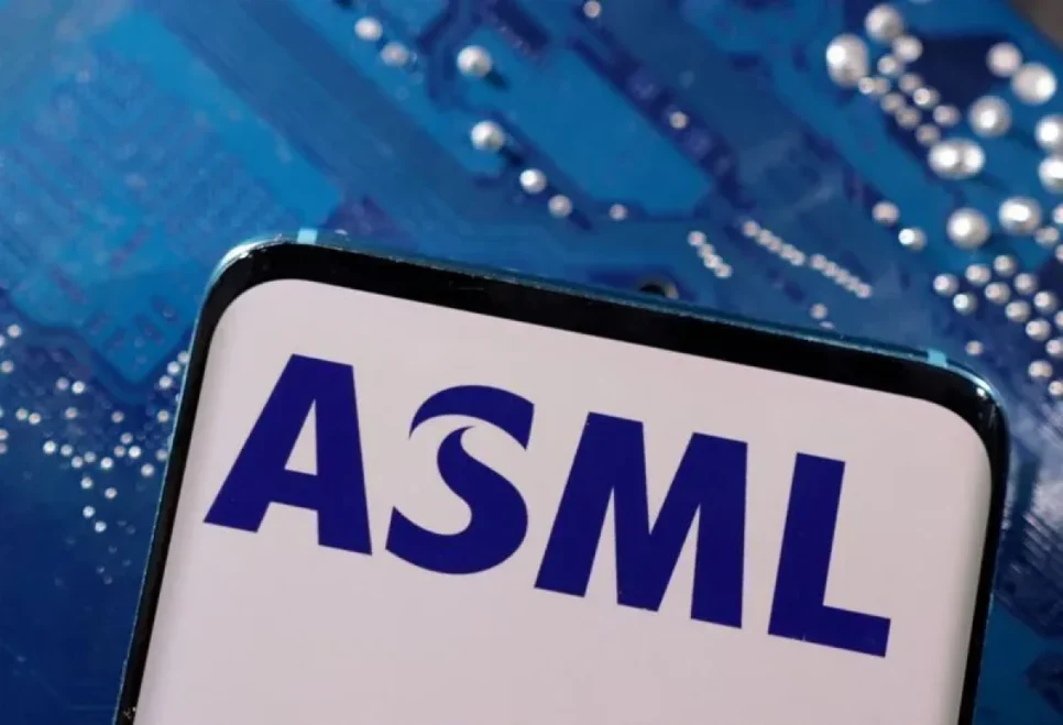 Um smartphone com um logotipo da ASML sobre em uma placa-mãe de computador