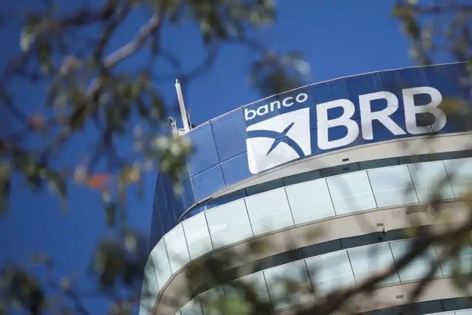 Logo do BRB na sede do banco em Brasília
