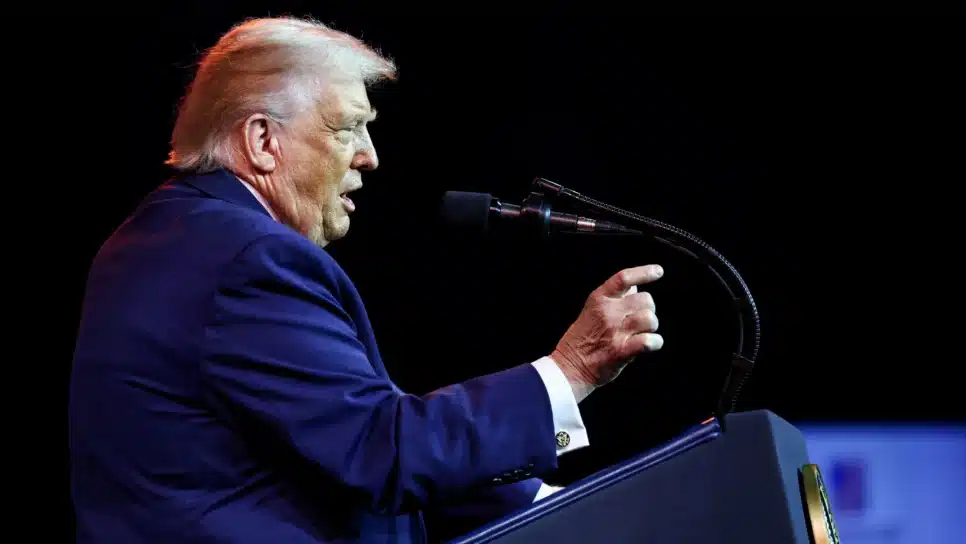 O presidente dos Estados Unidos, Donald Trump, em discurso para os republicanos da Câmara, no Kennedy Center, renomeado como Trump-Kennedy Center pelo Conselho de diretores nomeado por Trump, em Washington, D.C., EUA, em 6 de janeiro de 2026.