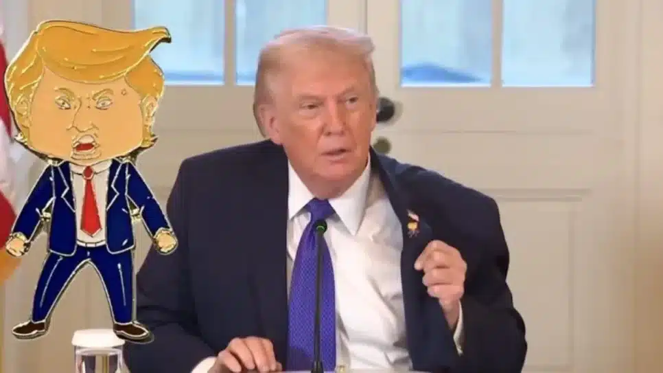 Trump mostra o pin “Trump feliz” a jornalistas