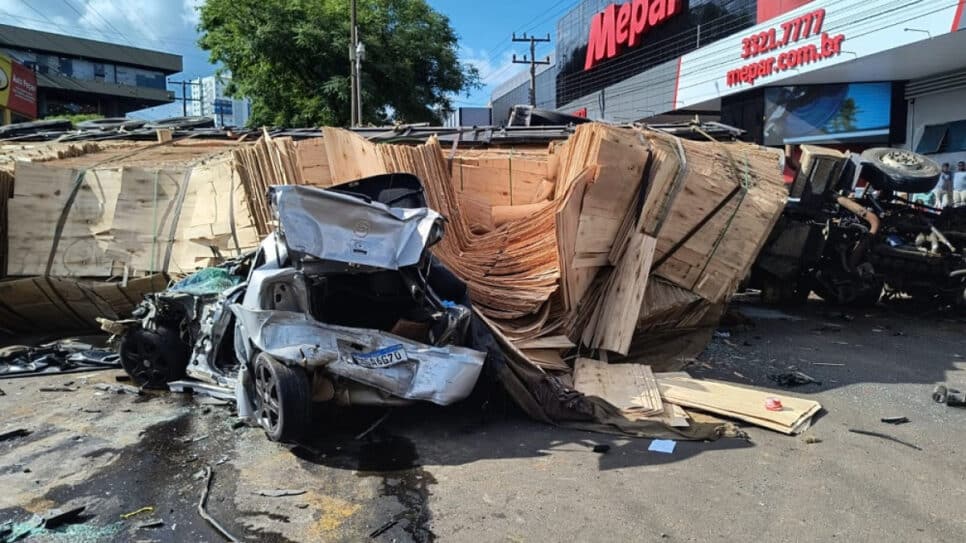 Carro esmagado após acidente em Chapecó