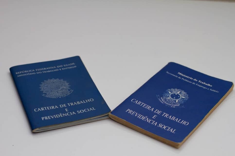 Duas carteiras de trabalho do Brasil lado a lado em uma mesa