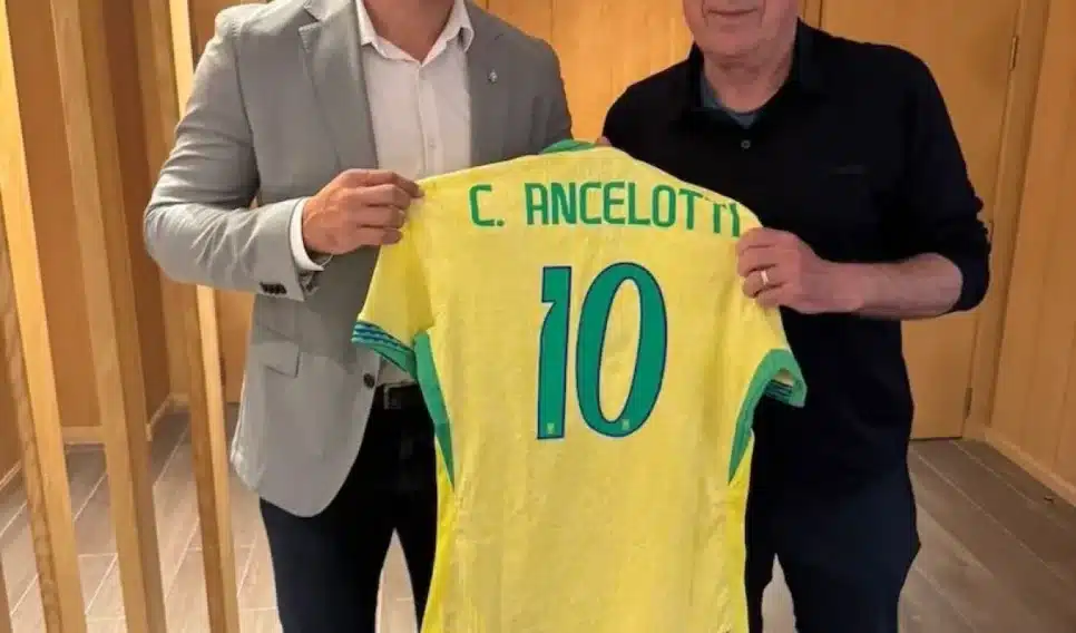 O novo presidente da CBF, Samir Xaud (esq.), recebe o técnico da Seleção Brasileira, Carlo Ancelotti (dir.)