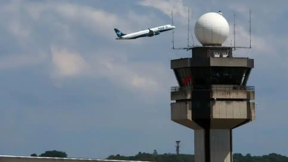 Torre de controle do aeroporto de Guarulhos