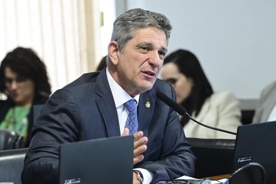 Em pronunciamento, à bancada, senador Rogério Carvalho (PT-SE).