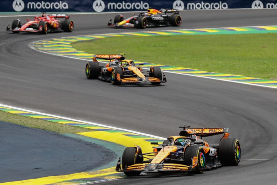 Os pilotos Lando Norris e Oscar Piastri, da equipe McLaren, Charles Leclerc, da equipe Ferrari, e Max Verstappen, da equipe Red Bull Racing, competem na corrida Sprint do Grande Prêmio de São Paulo
