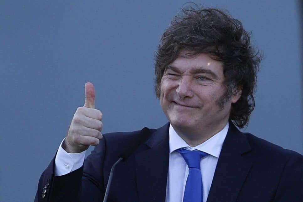 O presidente da Argentina, Javier Milei, cumprimenta participantes durante evento do governo realizado no Complexo Penitenciário Federal