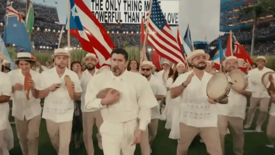 O cantor porto-riquenho Bad Bunny foi o 1º artista latino a se apresentar no intervalo do Super Bowl como headliner