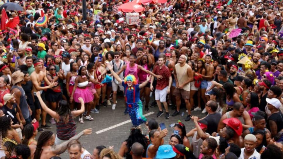 Fluxo de visitantes na Bahia durante o Carnaval de 2026 superou os números de 2025; na imagem, foliões curtem festa em Salvador
