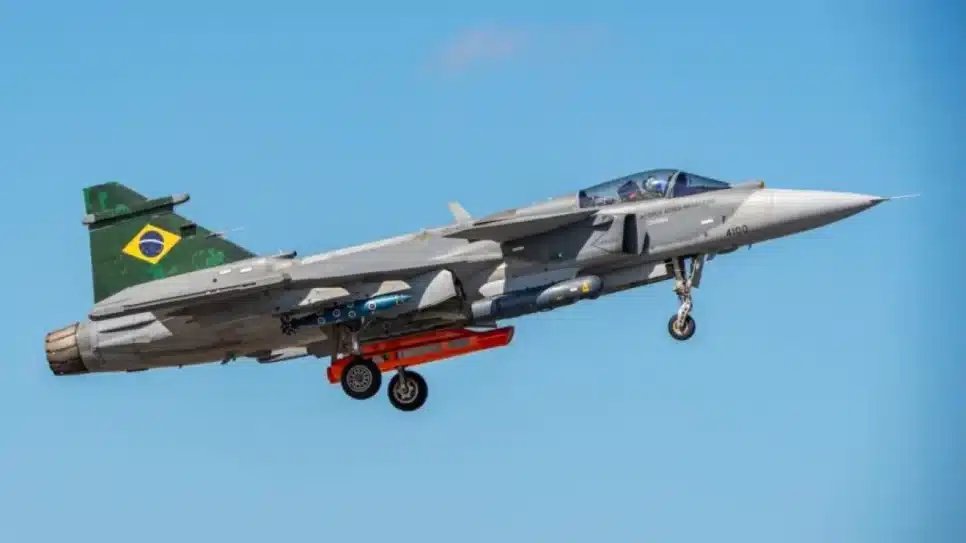 Na imagem, caça multiuso do modelo F-39E Gripen, fabricado pela empresa sueca Saabe e utilizado pela FAB (Força Aérea do Brasil) para teste de lançamento de bombas na Operação Thor, para otimizar defesa do Brasil