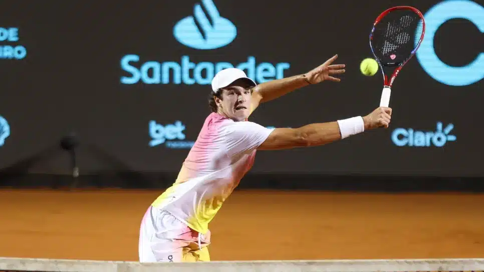 João Fonseca durante disputa na estreia do Rio Open